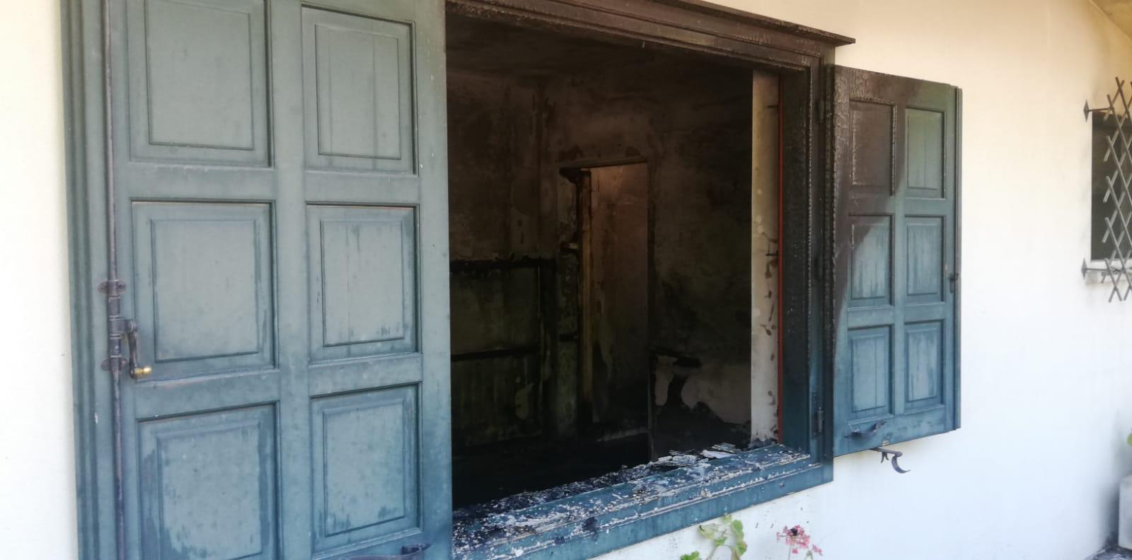 Immagine per A fuoco la cucina di una casa di Aiello, fiamme sul tetto a Ruda